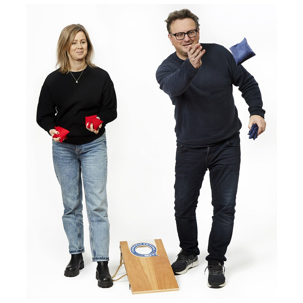 Spelar Cornhole Original – klassiskt utomhusspel med träbräda och kastpåsar