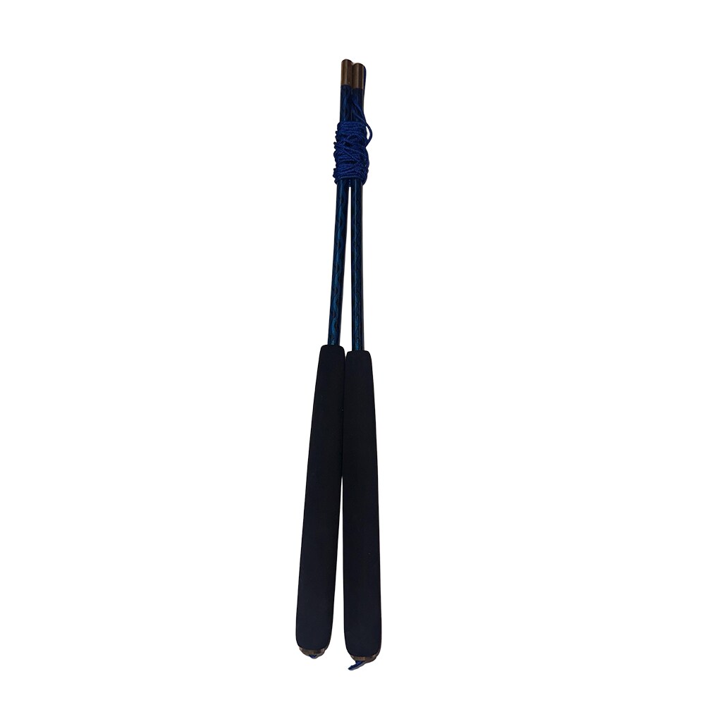 Par diabolo-handpinnar med svarta skumhandtag och synliga trätoppar, samlade med ett blått och svart snöre