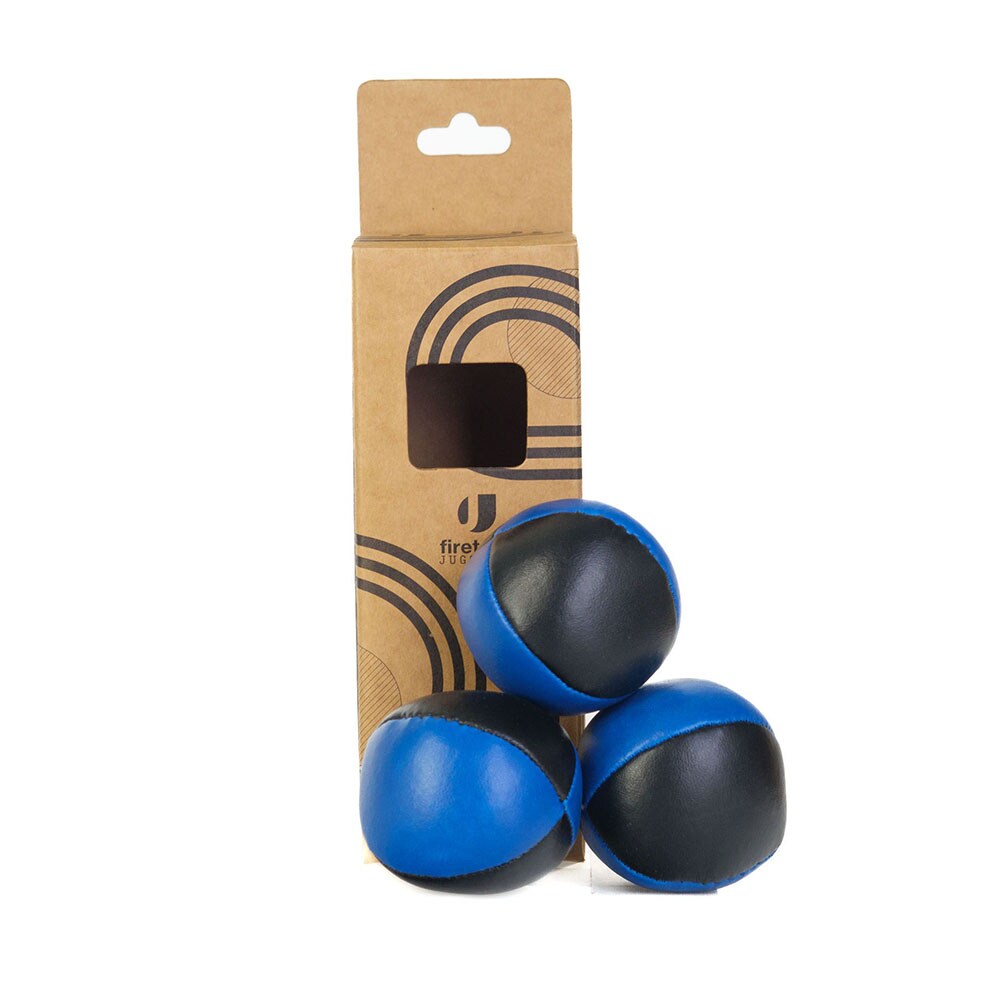 Tre blå och svarta jongleringsbollar från Firetoys, fotograferade framför sin bruna kartongförpackning