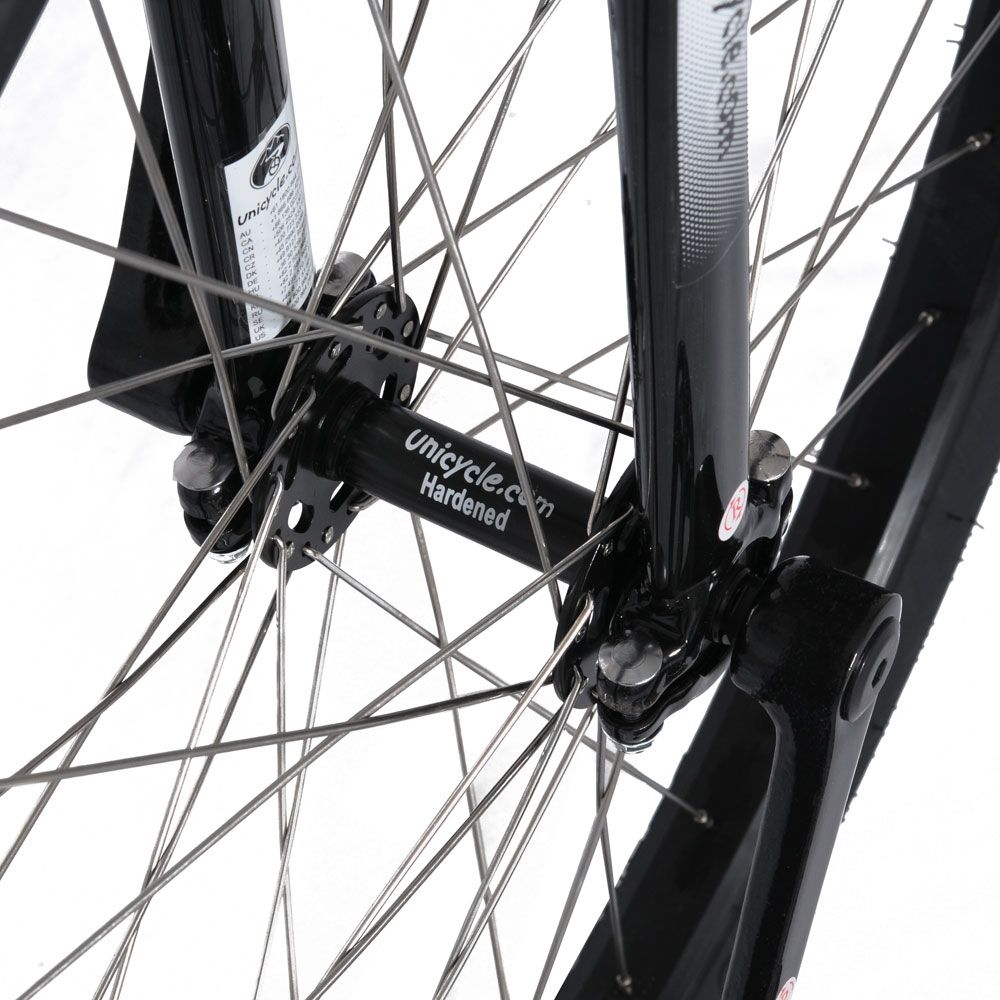 Närbild på svart nav märkt "Unicycle.com Hardened" och svart gaffel på en Penny Farthing 29". Visar silverekrar