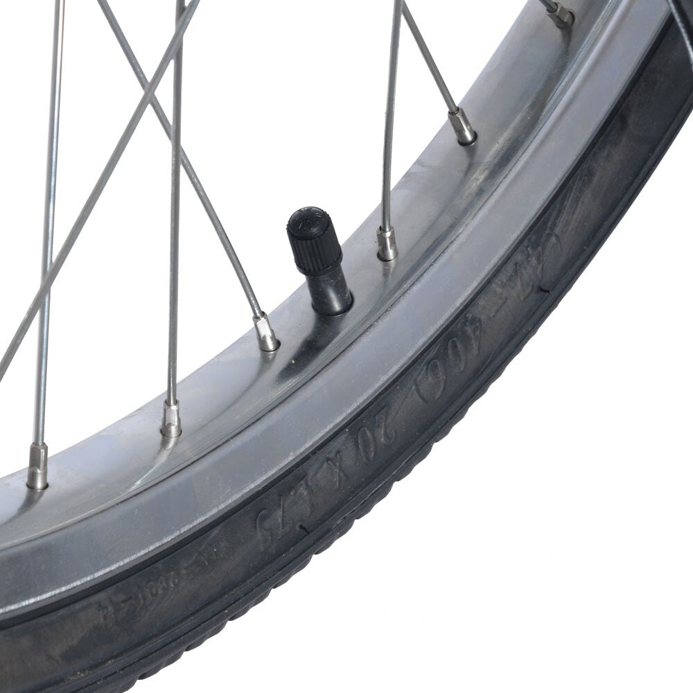 Närbild på ett cykeldäck (storlek 20x1.75), grå fälg, silverekrar och svart ventil