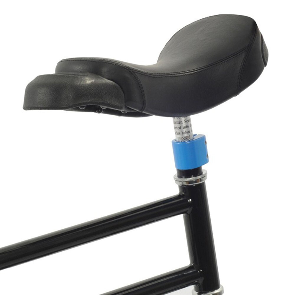 Svart, ergonomisk cykelsadel på svart ram. Visar en ljusblå sadelklämma som fäster sadelstolpen i ramen