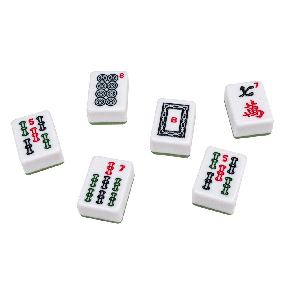 Närbild på Mah Jongg-spelbrickor – detaljerade symboler i plast
