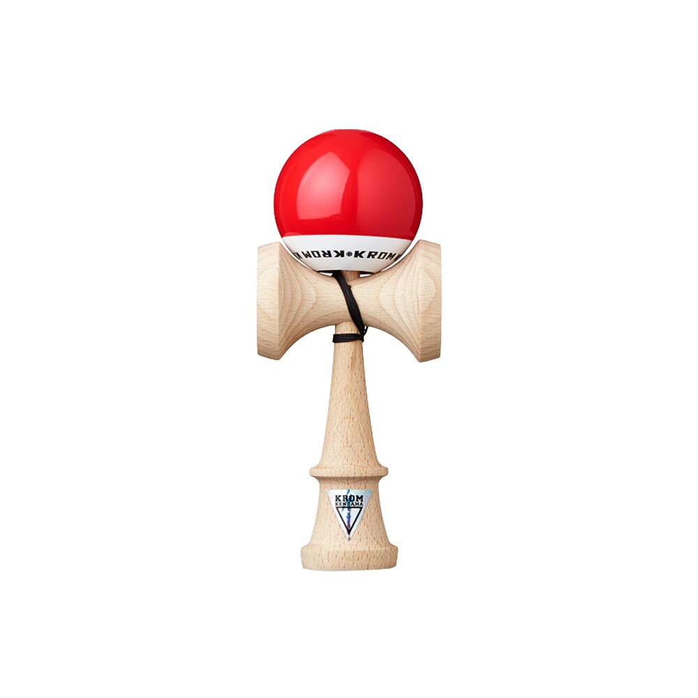 KROM Pop LOL kendama i ljust bokträ med en glansig röd och vit boll (tama) samt svart snöre mot en vit bakgrund.