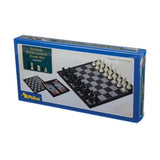 Spelset med Backgammon, Schack och Dam – tre klassiska spel i en praktisk trälåda.