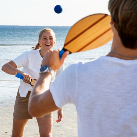Beach Racket Set i användning – racket i luften under spel på stranden