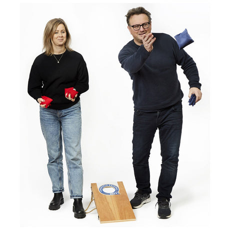 Spelar Cornhole Original – klassiskt utomhusspel med träbräda och kastpåsar