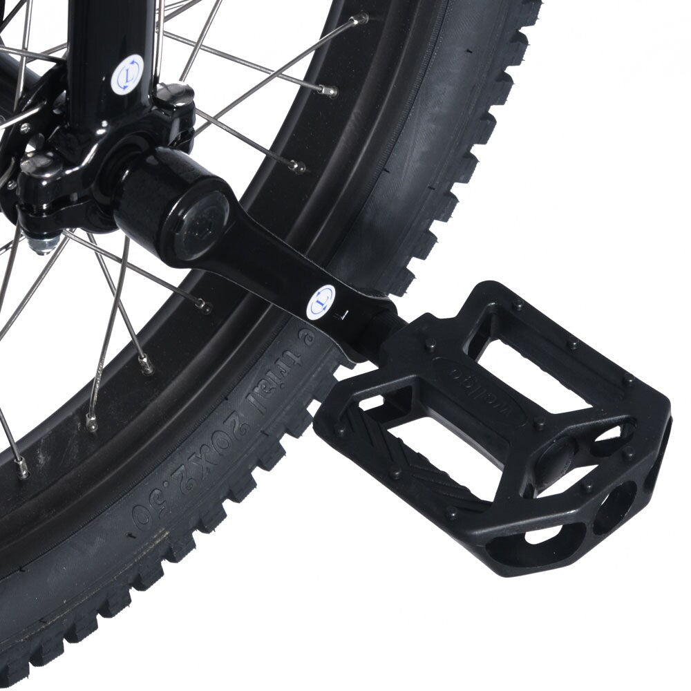 Närbild på pedalerna på Club Trials 19″ trialenhjuling, utformade för optimal kontroll och balans.