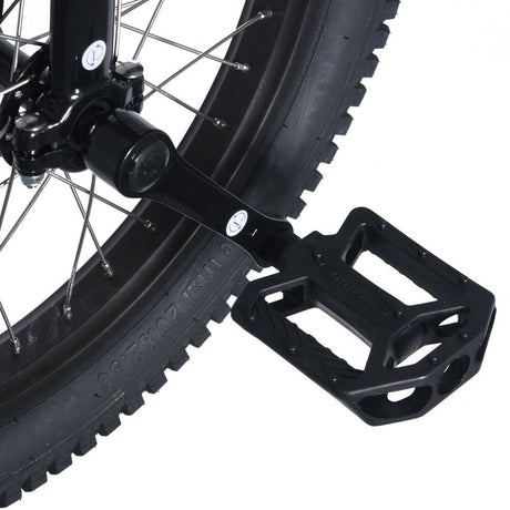 Närbild på pedalerna på Club Trials 19″ trialenhjuling, utformade för optimal kontroll och balans.