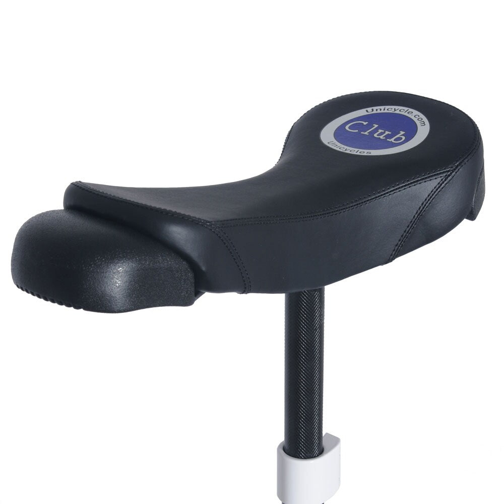 Närbild på sadeln på Club Trials 19″ trialenhjuling, ergonomisk för komfort under trial och flatland.