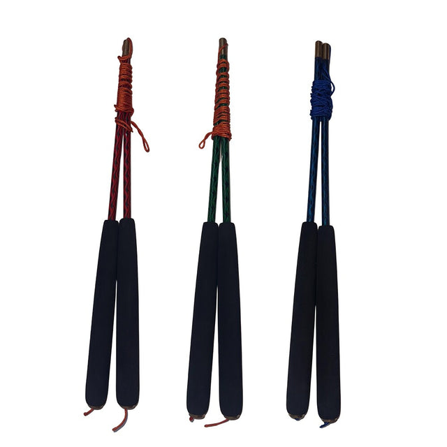 Tre par diabolo handpinnar (Viking Juggling Apex kolfiber) med svarta skumhandtag, visade med rött, grönt och blått snöre