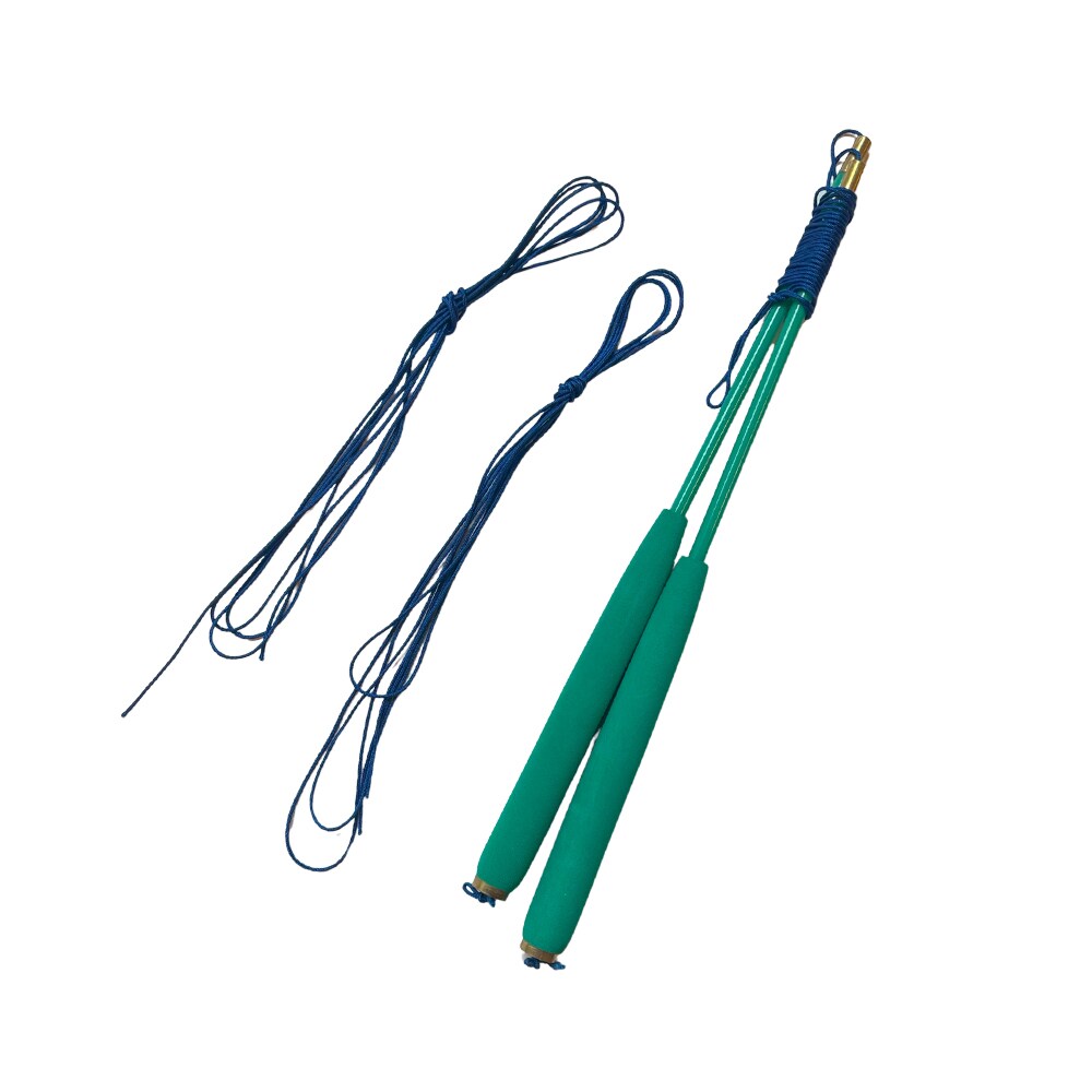 Par diabolo-handpinnar med gröna skumhandtag och omvirad blå topp, samt två nystan blått reservsnöre