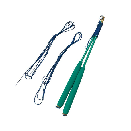 Par diabolo-handpinnar med gröna skumhandtag och omvirad blå topp, samt två nystan blått reservsnöre