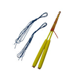 Par diabolo-handpinnar i glasfiber med ljusgula skumhandtag och omvirad röd topp. Två nystan blått reservsnöre ligger intill