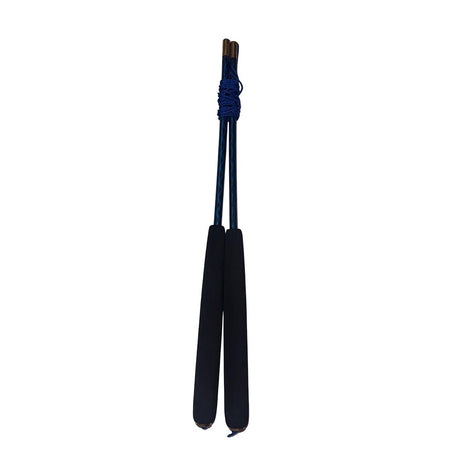 Par diabolo-handpinnar med svarta skumhandtag och synliga trätoppar, samlade med ett blått och svart snöre