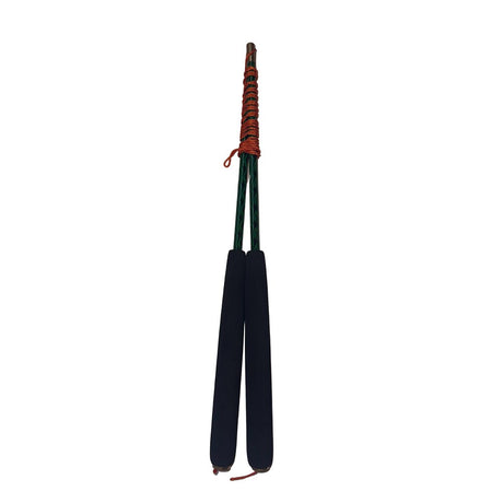 Par diabolo-handpinnar med svarta skumhandtag, gröna pinnar och en omlindad trätopp. Används med rep för diabolo-jonglering