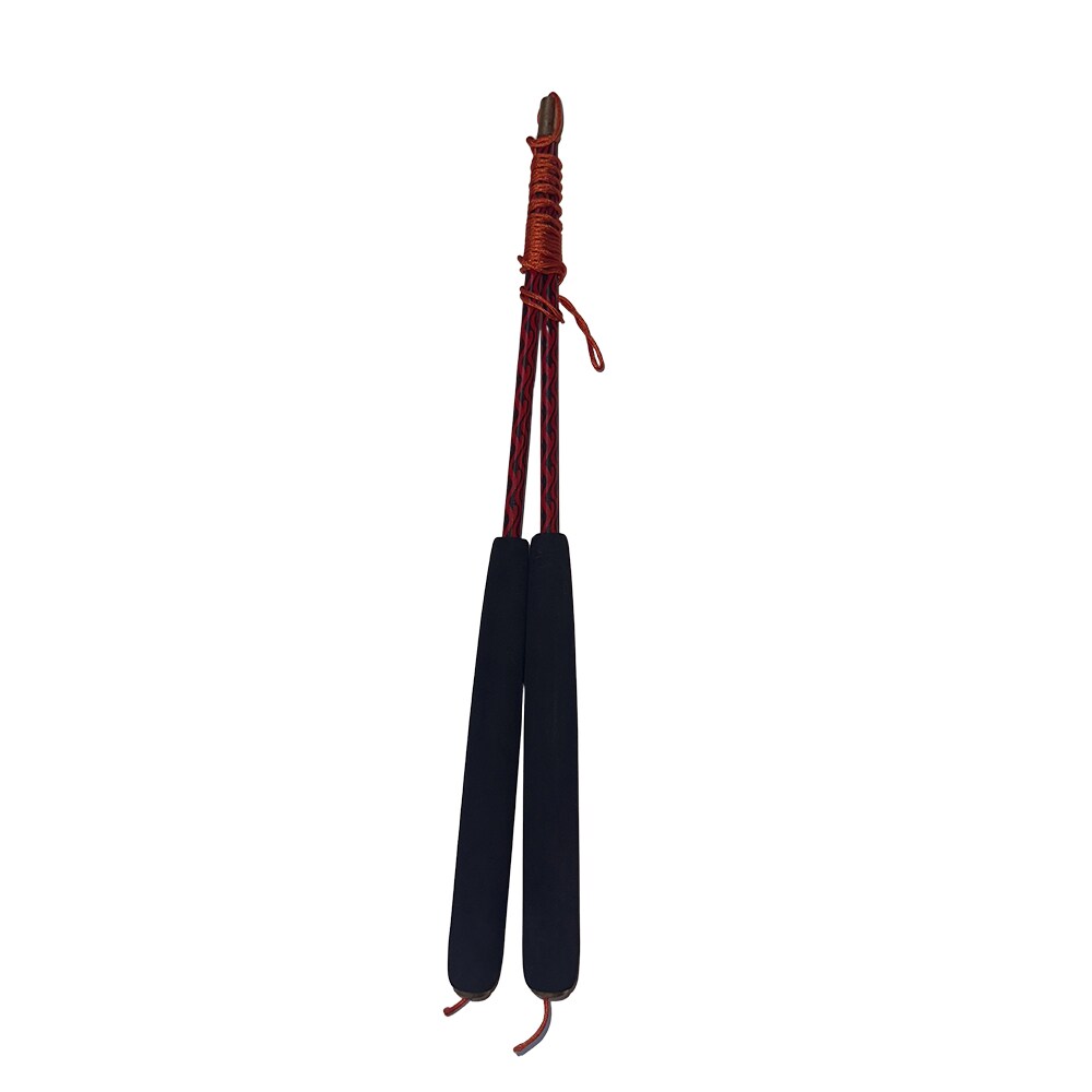 Par kolfiberhandpinnar från Viking Juggling med svarta skumhandtag och orange/svart rep, används för diabolo