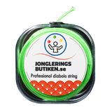 En spole med grönt, professionellt diabolo-reservsnöre (20 meter) från Jongleringsbutiken.se. Snöret finns även i orange, vit och gul