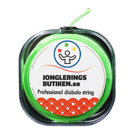 En spole med grönt, professionellt diabolo-reservsnöre (20 meter) från Jongleringsbutiken.se. Snöret finns även i orange, vit och gul