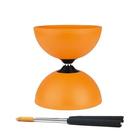 En orange diabolo med svarta nav visas bredvid två styrpinnar i metall med svarta handtag och gult snöre mot en vit bakgrund