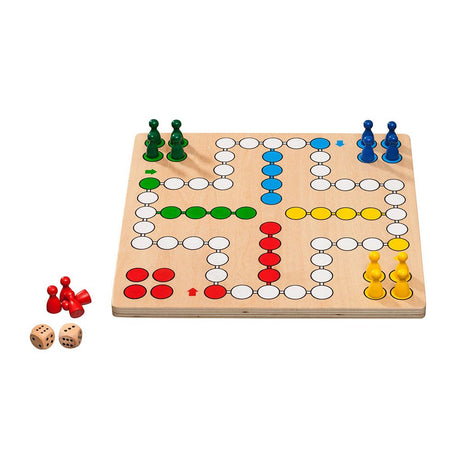 Fia med knuff (Ludo) spelbräde i ljust trä. Visar pjäser uppställda i rött, gult, grönt och blått, samt två trätärningar