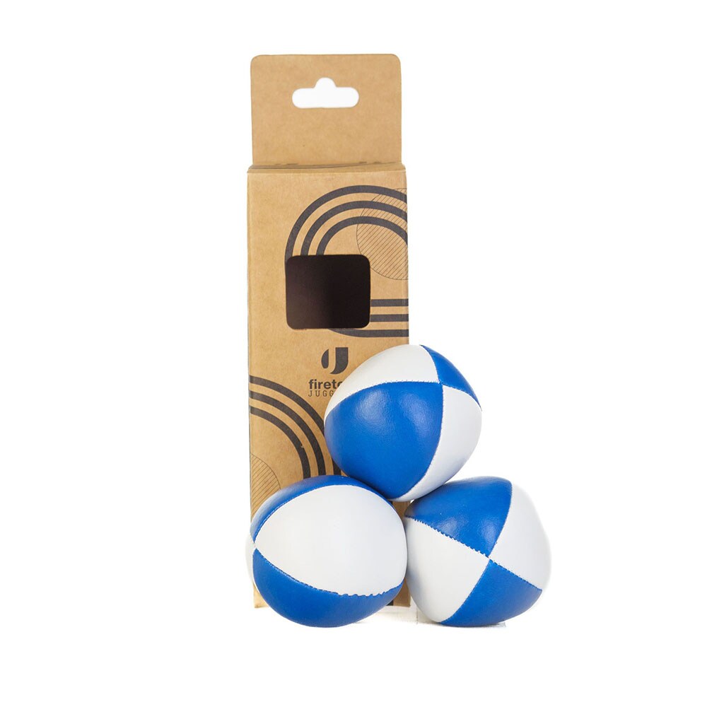 Tre blå och vita jongleringsbollar från Firetoys av hög kvalitet, fotograferade framför sin bruna kartongförpackning