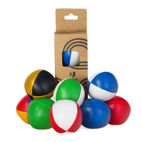 En hög med åtta flerfärgade jongleringsbollar från Firetoys i olika färgkombinationer, som rött, grönt, blått, vitt och guld. Bollarna ligger framför en kartongförpackning