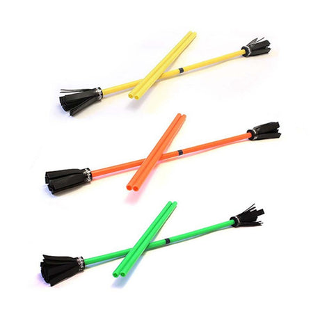 Tre Flowersticks från Play Juggling i färgerna gul, orange och grön, var och en med svarta tofsar och matchande handpinnar