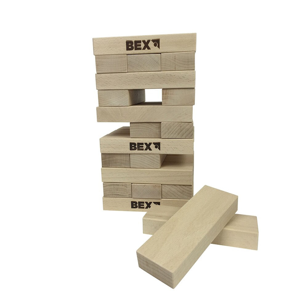 Uppstaplat trätorn från BEX Giant Tower med extra klossar vid basen. Klossarna har BEX-logotypen tryckt på sig