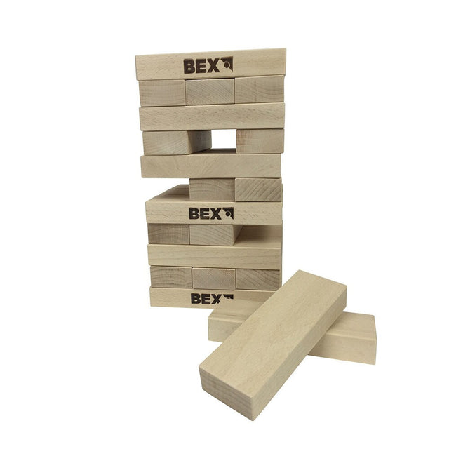 Uppstaplat trätorn från BEX Giant Tower med extra klossar vid basen. Klossarna har BEX-logotypen tryckt på sig