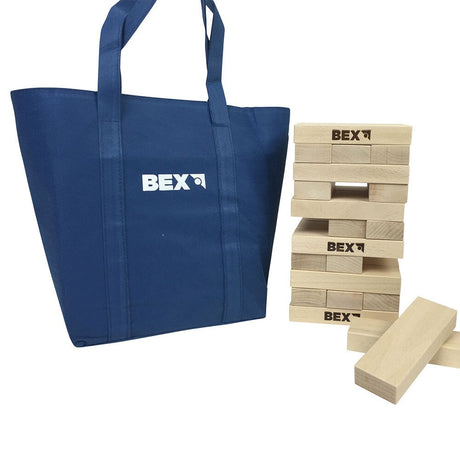 BEX Giant Tower (stort tornspel) med träklossar uppstaplade bredvid en blå bärväska med BEX-logotyp. Perfekt för transport