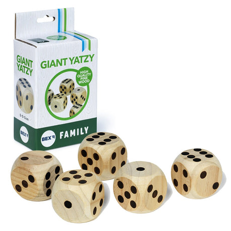 Giant Yatzy/Jätte-Yatzy spelset från BEX. Visar fem stora tärningar i furuträ (5x5x5cm) och den tillhörande kartongförpackningen