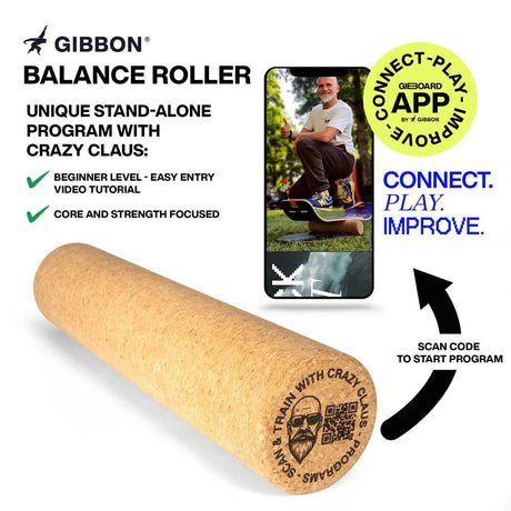 En GIBBON Balance Roller i kork med en tryckt QR-kod och logotyp i änden, presenterad tillsammans med grafik för en träningsapp som visar en man som balanserar på en bräda utomhus.