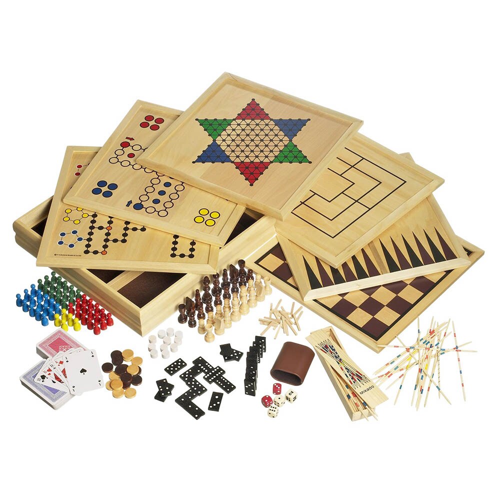Utlagt innehåll från Trä-Spelsamling 100. Visar spelbrädor, schackpjäser, kortlekar, mikadopinnar, tärningar och dominobrickor