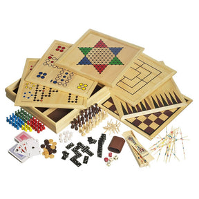 Utlagt innehåll från Trä-Spelsamling 100. Visar spelbrädor, schackpjäser, kortlekar, mikadopinnar, tärningar och dominobrickor