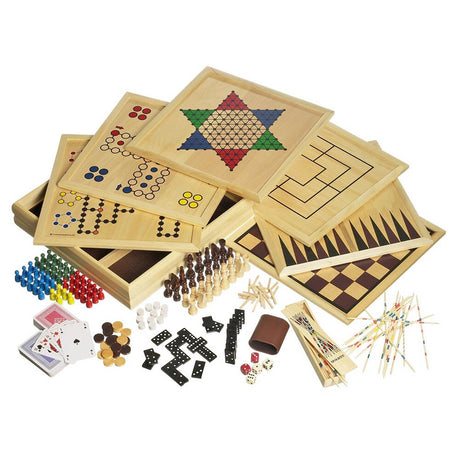 Utlagt innehåll från Trä-Spelsamling 100. Visar spelbrädor, schackpjäser, kortlekar, mikadopinnar, tärningar och dominobrickor