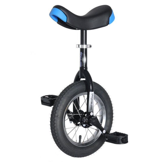 Svart Hoppley 12 tums enhjuling för barn (3–6 år). Har svart sadel med blå detaljer och svarta plastpedaler