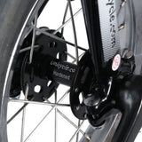 Närbild på svart nav märkt "Unicycle.com Hardened" på en Hoppley 12 tums enhjuling. Visar silverekrar och svart gaffel