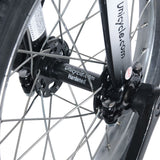 Närbild på svart nav märkt "Unicycle.com Hardened" och svart gaffel på en enhjuling. Visar nav, ekrar och vevarmens fäste