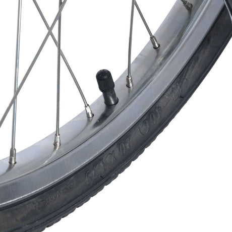 Närbild på ett cykeldäck (storlek 20x1.75), grå fälg, silverekrar och svart ventil