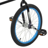 Detaljbild på det drivande bakhjulet på Hoppley Circus Bike med blå fälg, pedaler, och svart gaffel