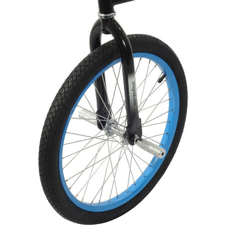 Framhjul till Hoppley Circus Bike med en blå fälg, svart gaffel och fotpinnar på navet