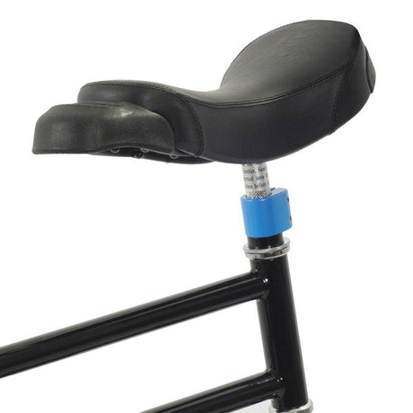 Svart, ergonomisk cykelsadel på svart ram. Visar en ljusblå sadelklämma som fäster sadelstolpen i ramen