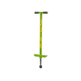 Ljusgrön Qu-Ax hoppstylta (Pogo Stick) med gul logotyp, T-format handtag och svart gummitass. Avsedd för vikt upp till 20 kg