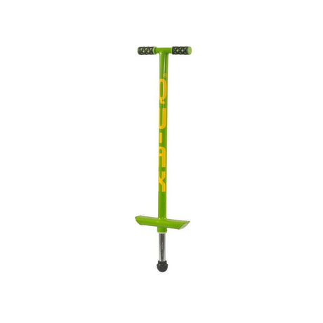 Ljusgrön Qu-Ax hoppstylta (Pogo Stick) med gul logotyp, T-format handtag och svart gummitass. Avsedd för vikt upp till 20 kg