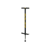 Svart Qu-Ax hoppstylta (Pogo Stick) med gul logotyp, avsedd för användare som väger 55–80 kg