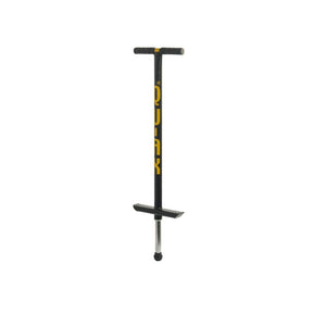 Svart Qu-Ax hoppstylta (Pogo Stick) med gul logotyp, avsedd för användare som väger 55–80 kg