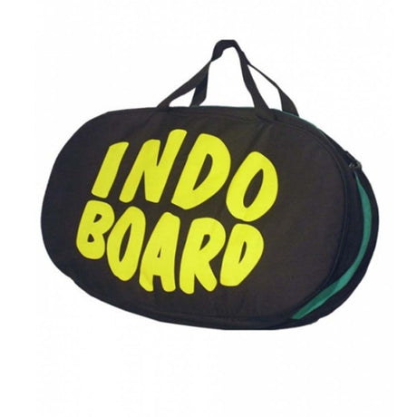 Svart bärväska/transportväska för Indo Board balansbräda. Väskan har en gul Indo Board-logotyp och ett bärhandtag