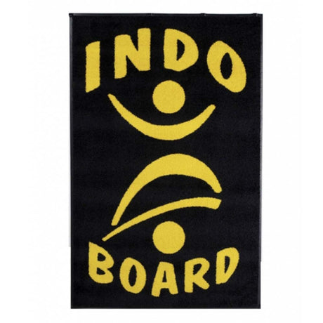 Svart, rektangulär Indo Board-matta med stor gul logotyp. Används för att skydda golvet och ge bättre grepp vid balansträning