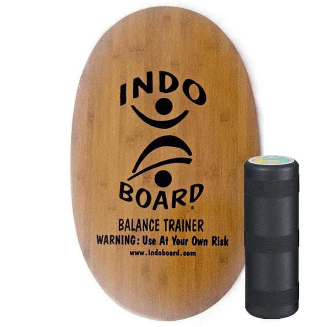 Oval Indo Board balansbräda (deck) i naturlig bambu med svart logotyp, komplett med den svarta rullen